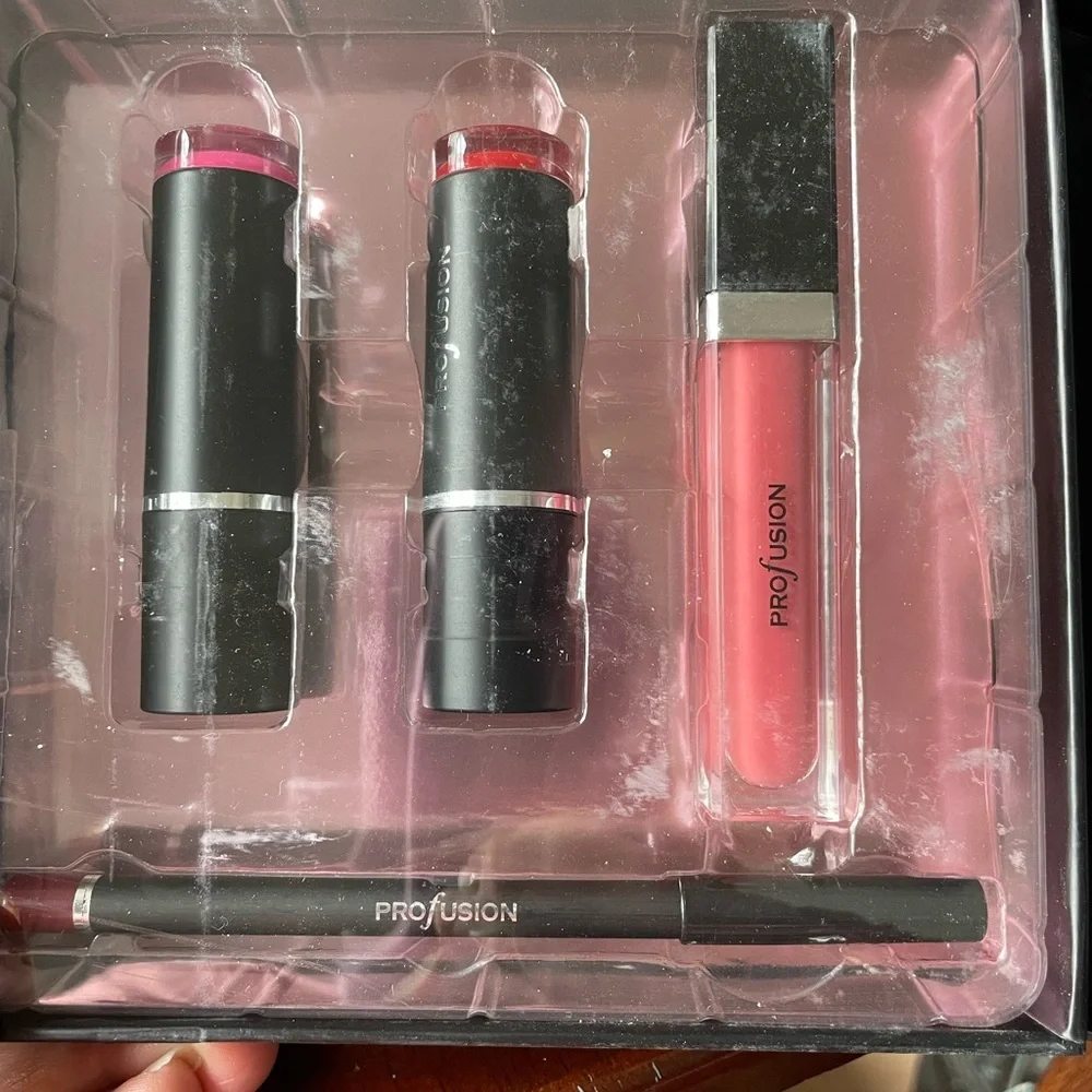 Lips pro fusion 3 piece Boxed set 2 lipsticks Lip color 1 lip liner Red shade